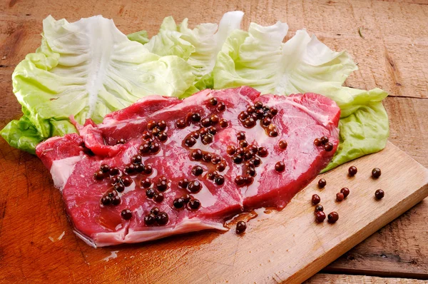 Sirloin steak on leaf lettuce — Stock Photo, Image