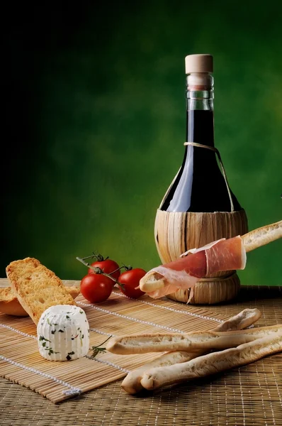 Ветчина и красное вино — стоковое фото