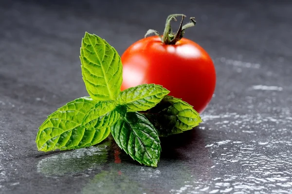 Mint leaves and tomato — Stock Photo, Image