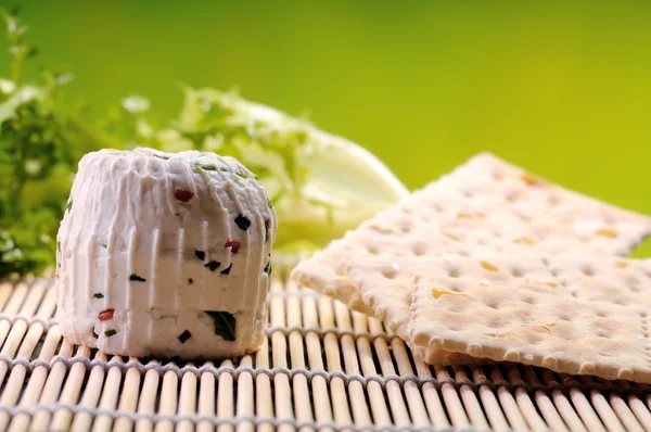 Tomino cheese with graham crackers — Stock Photo, Image