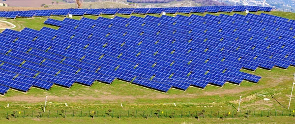 Paisagem wirh painéis fotovoltaicos — Fotografia de Stock