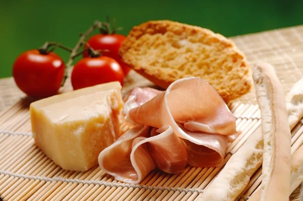 Ham en Parmezaanse kaas — Stockfoto