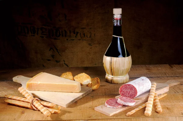 Queso salami y vino — Foto de Stock