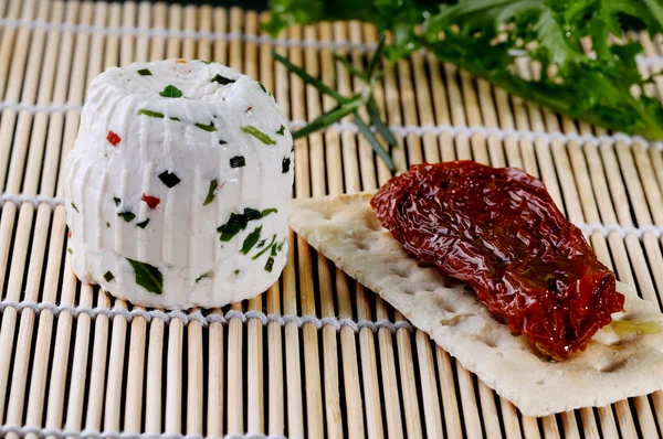 토미노 치즈와 말린된 토마토 — 스톡 사진