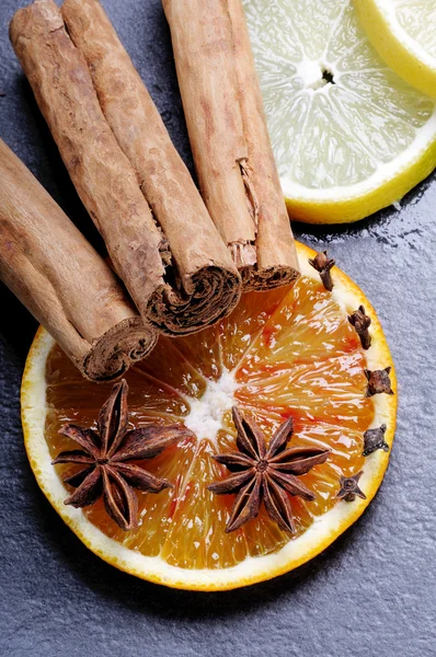 Fette di arancia anice stellato e chiodi di garofano — Foto Stock