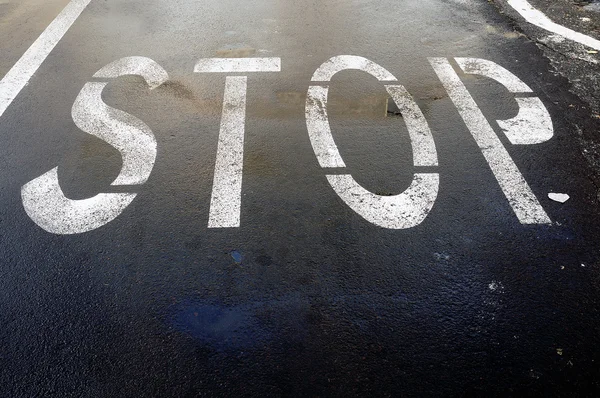 都市道路と一時停止の標識 — ストック写真