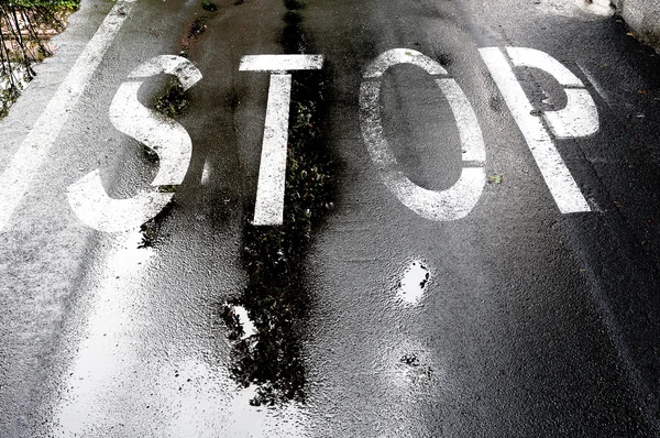 Camino urbano con señal de stop —  Fotos de Stock