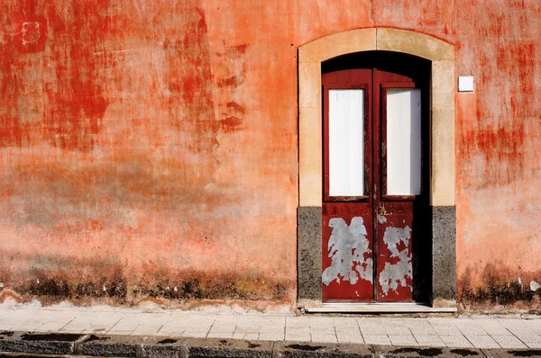 Vieja pared con puerta —  Fotos de Stock