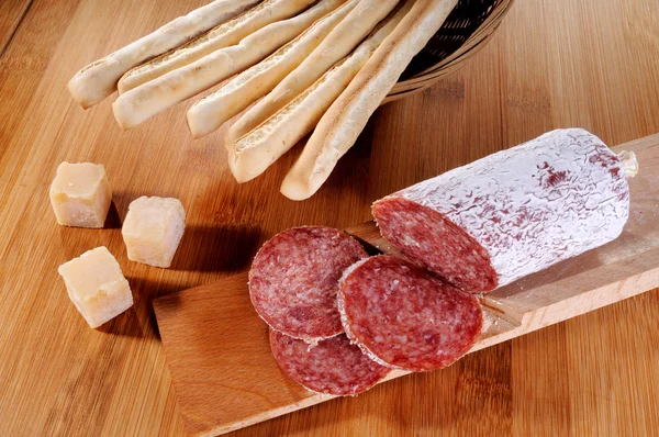 Queijo grissini italiano e salame — Fotografia de Stock