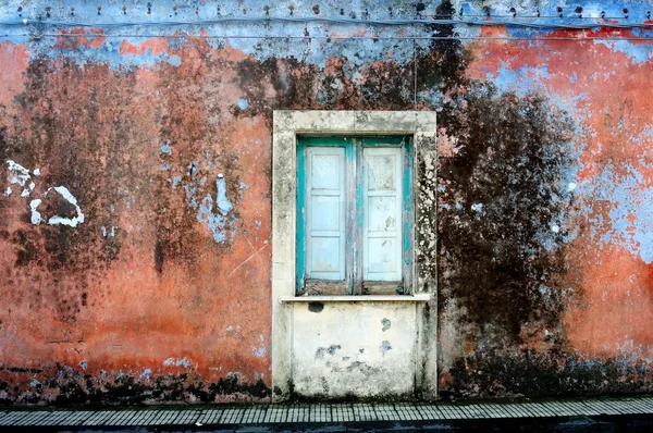 Vieja pared grunge con puerta —  Fotos de Stock