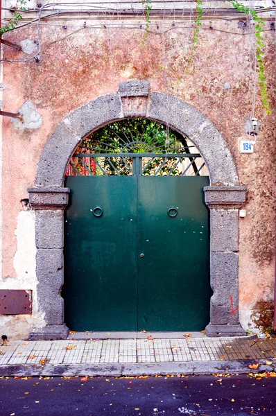 Verde puerta vieja —  Fotos de Stock