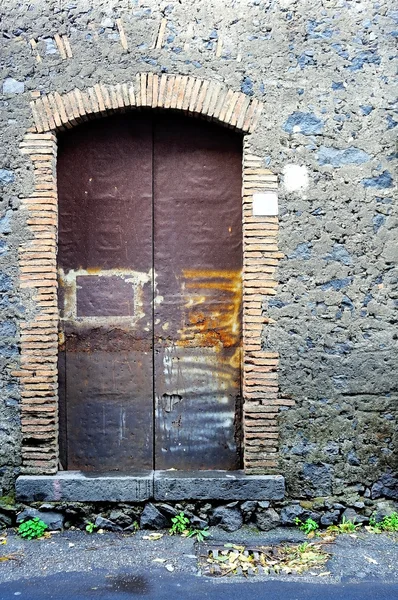 Viejo muro de piedra con puerta —  Fotos de Stock