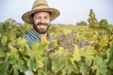 Yakışıklı erkek çiftçi mutlu göz kırpıyor