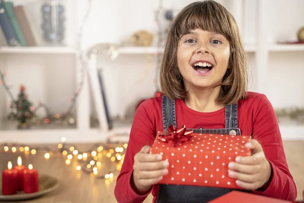 Dívka Dítě Překvapil Šťastný Obličej Dárkové Krabice — Stock fotografie