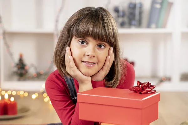Malá Brunetka Dívka Úsměvy Šťastný Pro Vánoce — Stock fotografie