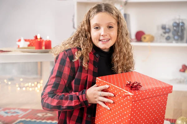Šťastné Blondýny Dívka Vánoční Dárkové Krabice — Stock fotografie
