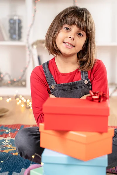 Κοριτσάκι Χαρούμενο Χριστουγεννιάτικα Δώρα — Φωτογραφία Αρχείου