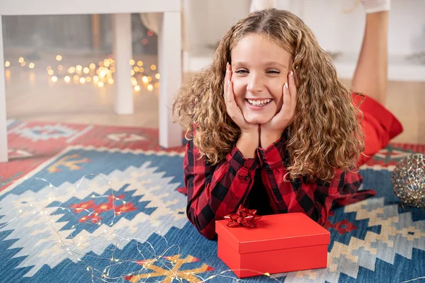 Usmívající Dívka Vánoční Dárková Krabice Době Vánoc — Stock fotografie