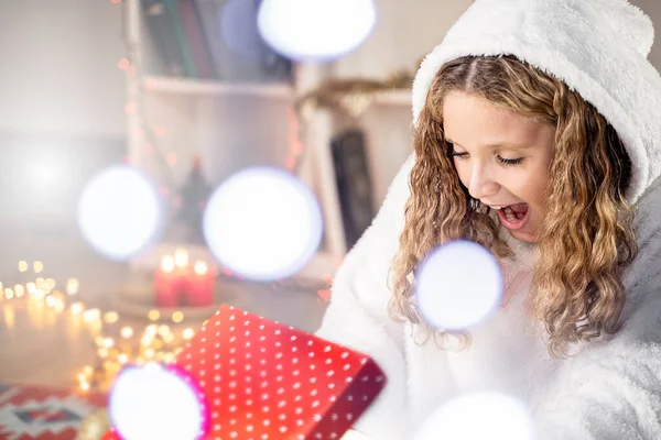 Χριστουγεννιάτικο Θαύμα Έκπληξη Μαγικό Κουτί Δώρου Και Νεαρό Κορίτσι — Φωτογραφία Αρχείου