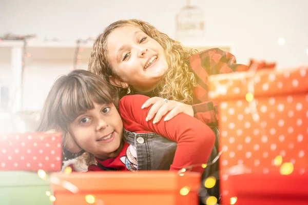 Χριστούγεννα Ευτυχισμένα Παιδιά Δύο Αδελφές Δώρο — Φωτογραφία Αρχείου