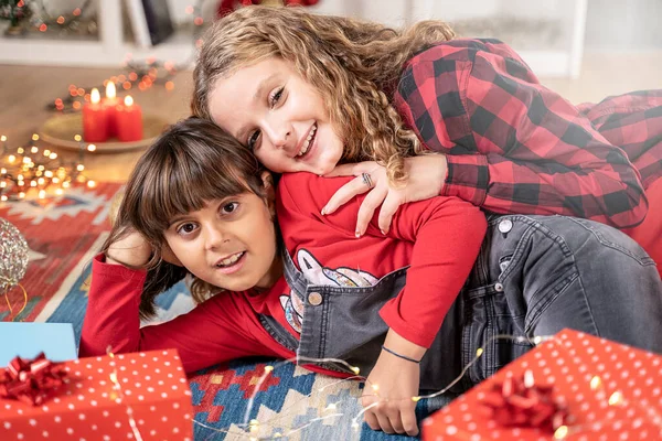 Two Little Sisters Girls Playing Gift Box Xmas Atmosphere — Stock Photo, Image