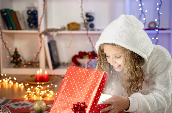 Happy Kid Κορίτσι Κουτί Δώρου Ατμόσφαιρα Χριστούγεννα — Φωτογραφία Αρχείου