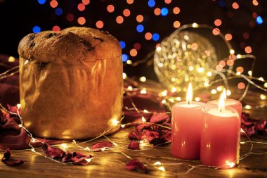 İtalyan pastası panettonu ve kırmızı mumlar Noel atmosferinde