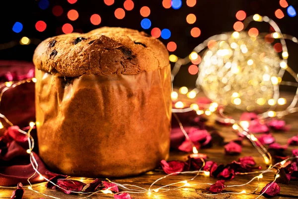 Italialainen Kakku Panettone Jouluvalo Punaisella Lautasliinalla — kuvapankkivalokuva