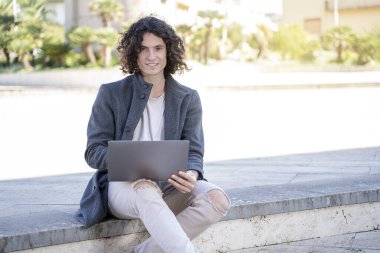 Genç adam bir şehir ortamında bağımsız olarak çalışıyor.