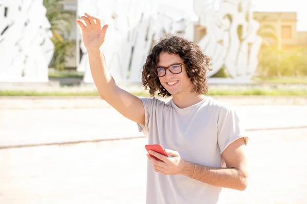 照片中快乐的年轻的意大利帅哥说 拿着智能手机穿着白衬衫 — 图库照片
