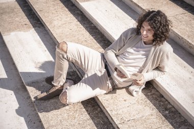 Bir şehirde sokakta oturup hikayeler okumaktan mutluluk duyarım.