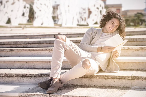 Hombre Leyendo Libro Aire Libre Ciudad — Foto de Stock