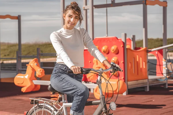 Belle Giovani Donne Con Bicicletta Guardando Fotocamera — Foto Stock