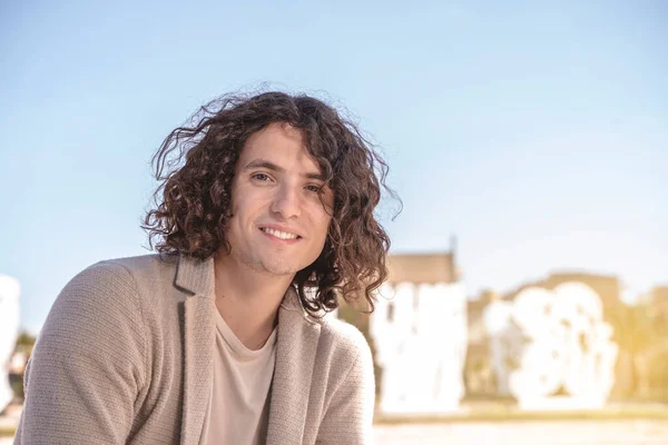 Jovem Longo Cabelo Encaracolado Homem Sorrindo Rua — Fotografia de Stock