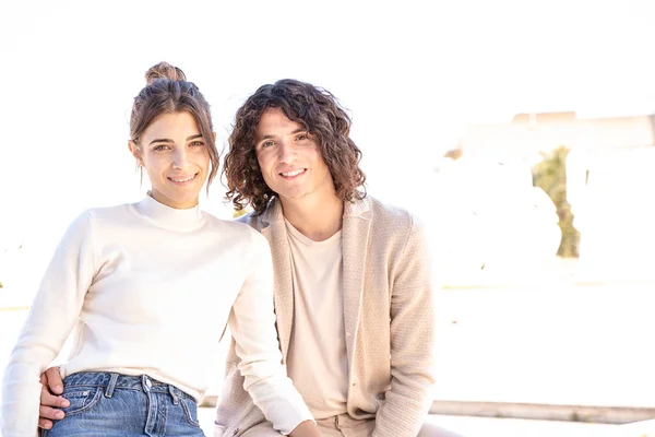 Gülümseyen Avrupalı Heteroseksüel Genç Çift Açık Havada Telifsiz Stok Imajlar