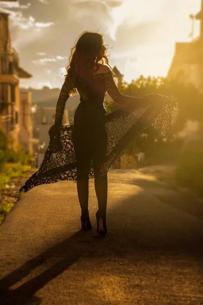 Σέξι Γυναίκα Σιλουέτα Πάνω Από Κόκκινο Ηλιοβασίλεμα Ουρανό Αισθησιακή Γυναίκα — Φωτογραφία Αρχείου