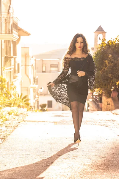 Mujer Con Elegante Minifalda Negra Caminando Día Soleado —  Fotos de Stock