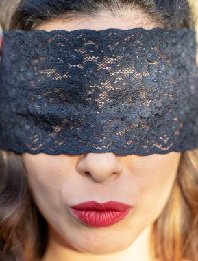 seksi, gözleri bağlı, siyah dantelli kadın.