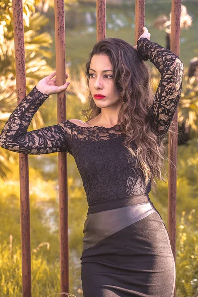 Sexy Young Woman Leaning Rusty Gate Sicilian Countryside — Stock Photo, Image