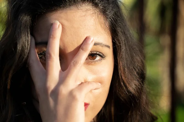 Seksi Kadın Bir Gözünden Kameraya Bakıyor — Stok fotoğraf