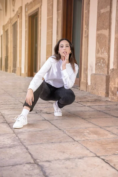 Lunghi Capelli Castani Donna Caucasica Posa All Aperto Modellazione Cercando — Foto Stock