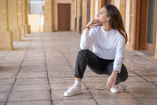 Ritratto Giovane Bella Caucasica Guardando Macchina Fotografica Pensoso Serio Malinconico — Foto Stock