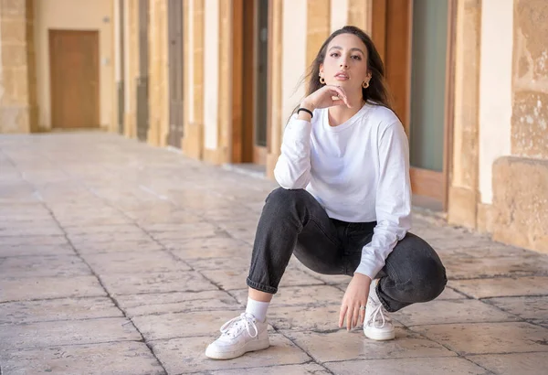 Retrato Jovem Bela Mulher Cabelo Castanho Caucasiano Posando Livre Cidade — Fotografia de Stock