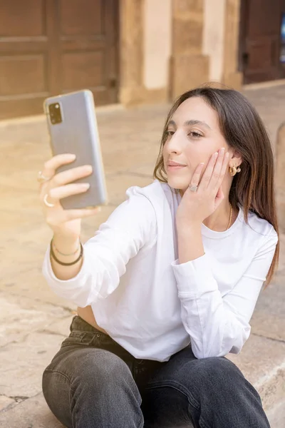 Πορτρέτο Μιας Νεαρής Γυναίκας Που Κάθεται Και Βγάζει Selfie Κινητό — Φωτογραφία Αρχείου