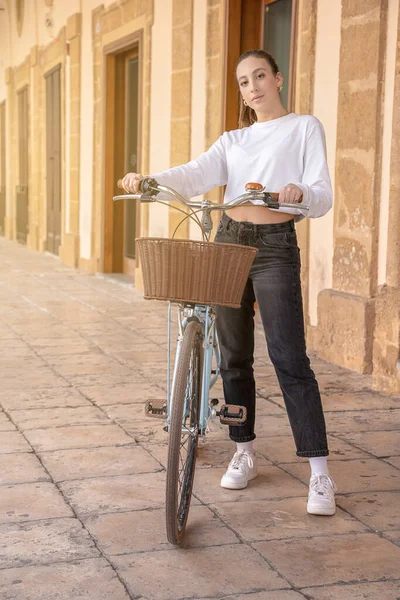 Seria Ragazza Siciliana Con Bicicletta Portico Barocco Sicilia — Foto Stock