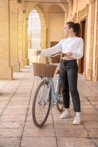 Belle Giovani Donne Con Bicicletta Guardando Altrove — Foto Stock