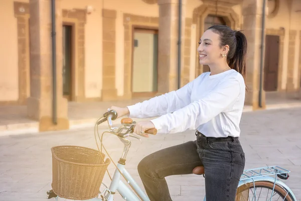 Χαρούμενη Νεαρή Γυναίκα Απολαμβάνουν Ποδήλατο Βόλτα Στην Ηλιόλουστη Αστική Υπαίθρια Εικόνα Αρχείου