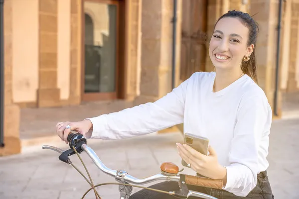 Hermosa Mujer Vacaciones Con Una Bicicleta Concepto Ecoturismo Vida Sostenible Fotos de stock libres de derechos