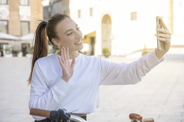 Mujer Diciendo Adiós Una Línea Citas Imagen de stock