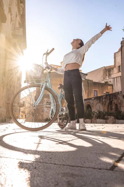 Felice Donna Sorridente Bicicletta Sulla Strada Della Città Piazza Barocca — Foto Stock